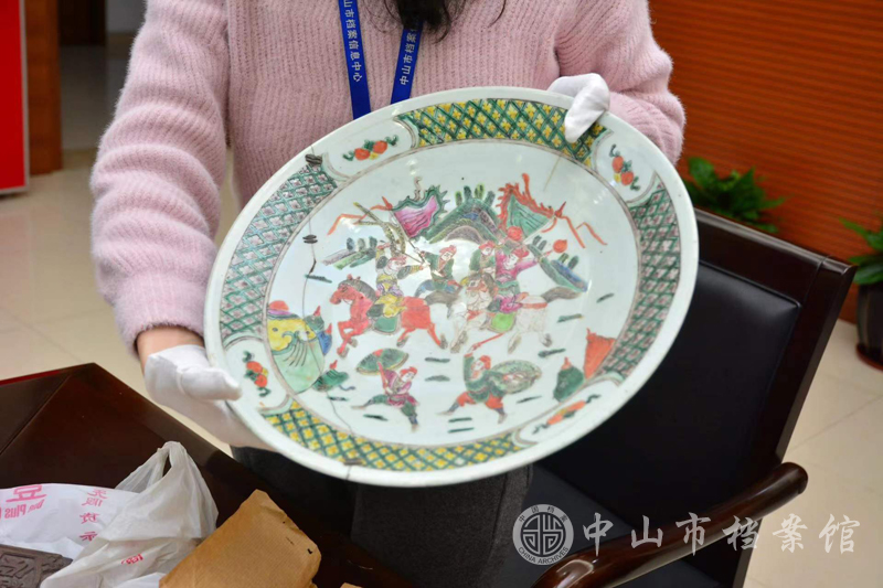 图3：刘先生捐赠的20世纪40年代经过锔瓷工艺修补的瓷盆摆件（锔瓷工艺为“非遗”技艺）（蓝子键 摄）副本.jpg