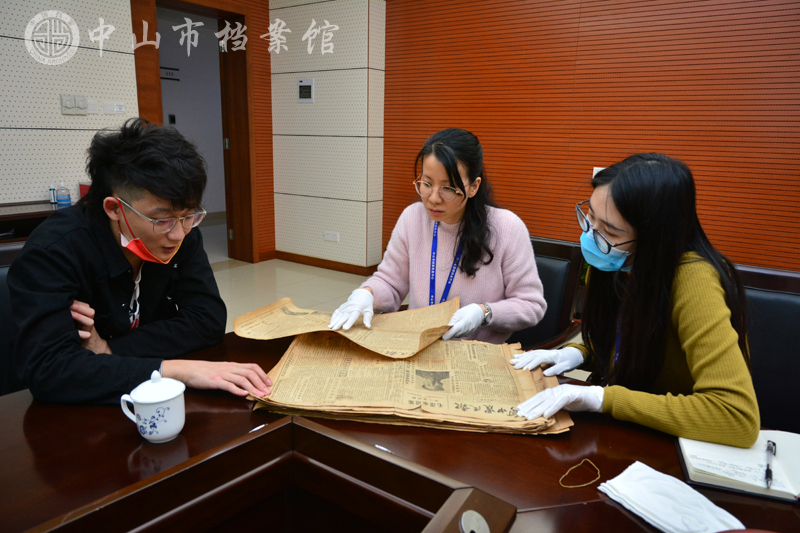 图5：郑辉豪先生(左一)向市档案馆捐赠20世纪50年代的报纸（蓝子键 摄）副本.jpg