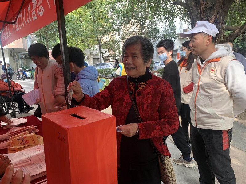 图片2：设在莲新社区方志驿站的中山慈善万人行宣传义卖活动现场（莲新社区方志驿站供图）.jpg