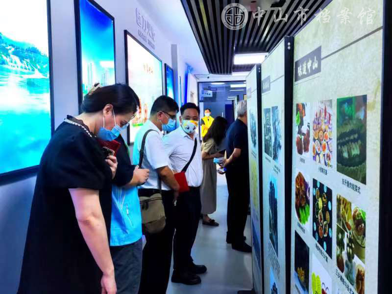 1661304112197167.jpg 图2:与会人员参观《记忆中山——纪念香山设县870周年巡展》(摄影:刘佩敏)副本.jpg