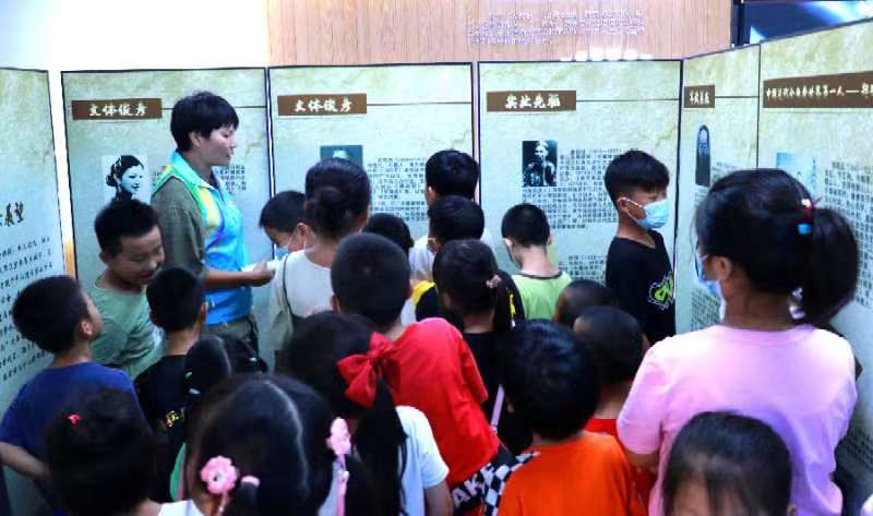 1661304203691472.jpeg 图3:火炬开发区青少年在志愿者带领下参观展览(供图:火炬开发区综合文化站).jpeg