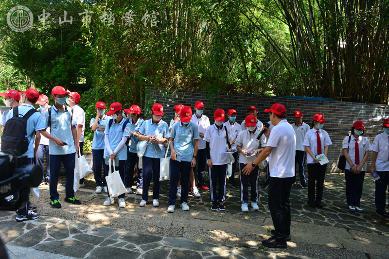 1661388988624732.jpg 图2:黄圃镇地情专家向研学团成员讲解三十六级古石径、古码头遗址等历史遗存。(蓝子键 摄)副本.jpg