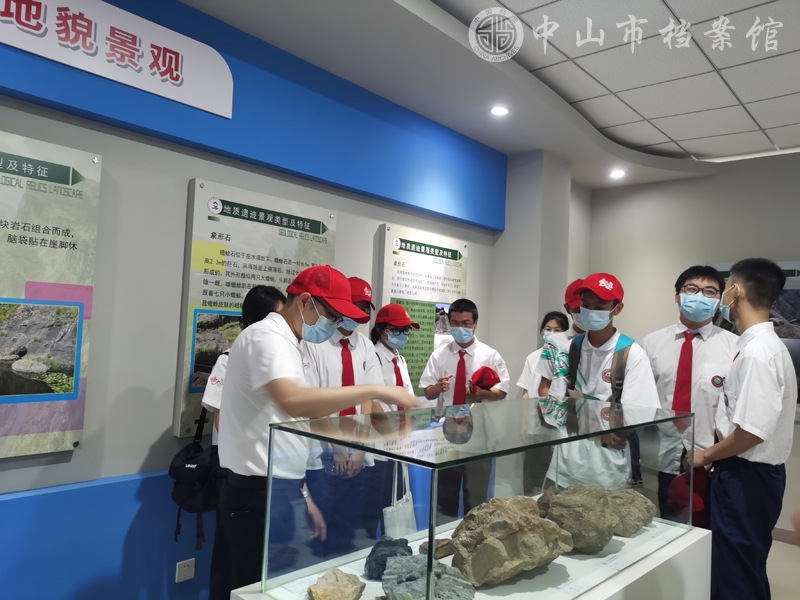 1661389050946162.jpg 图4:研学团成员在黄圃海蚀遗址地质公园博物馆内参观。(何燕萍 摄)副本.jpg