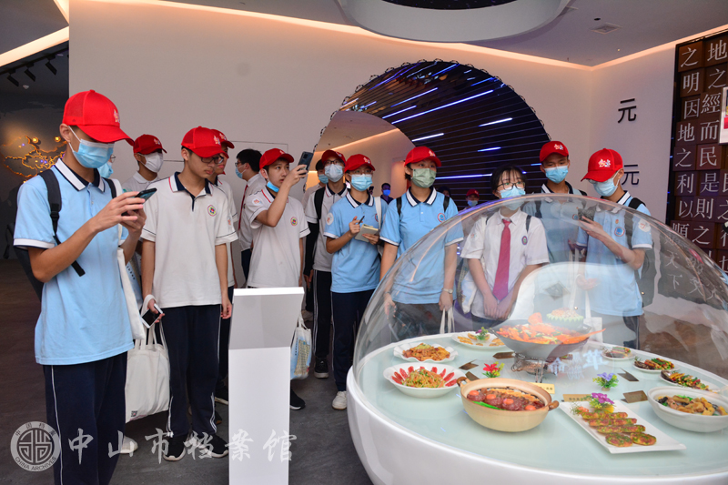 1661389096714757.jpg 图5:研学团成员参观黄圃腊味文化体验馆。(蓝子键 摄)副本.jpg