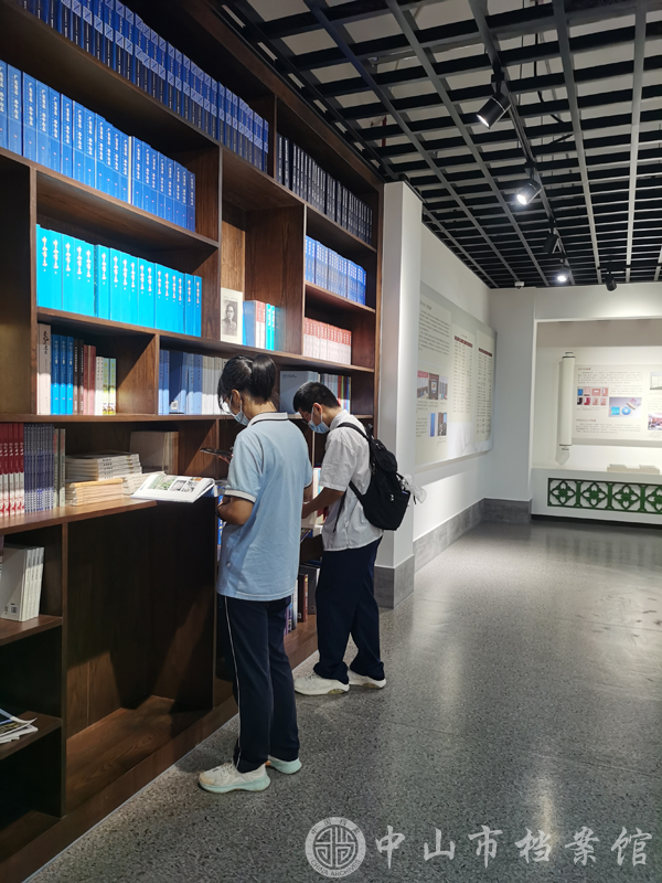 1661389132796279.jpg 图6:研学团员参观“中山市地方志事业发展成果展”。(何燕萍 摄)副本.jpg