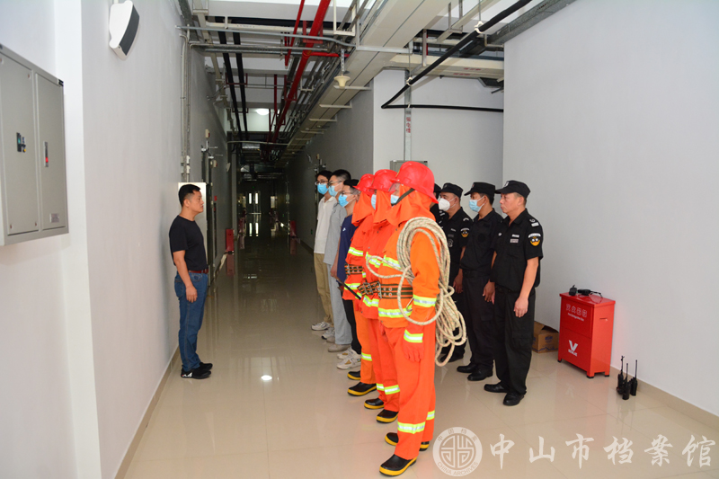 1661826416435998.jpg 图1:收集管理部一级主任科员段军(左一)向参与演练的人员讲解演练流程及注意事项(蓝子键 摄)副本.jpg