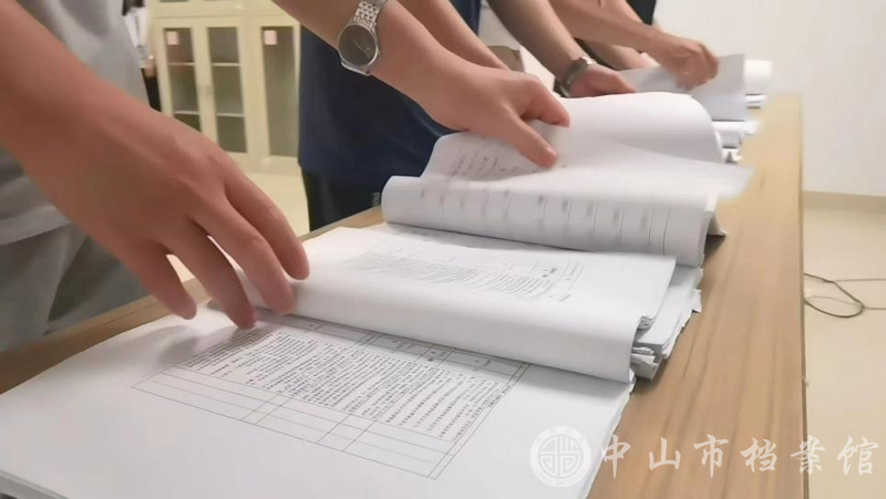 1661826764605275.jpg 图5:档案抢救小组人员检查水险“档案”的受损情况(蓝子键 摄)副本.jpg