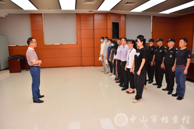 1661826800495069.jpg 图6:严荫庭副馆长(左)在演练总结会现场讲话(黄秋文 摄)副本.jpg