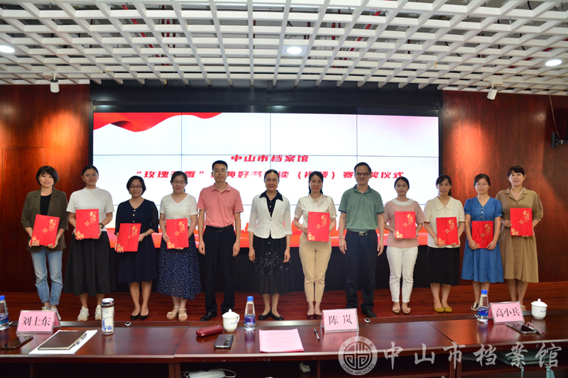 图1：为获奖者颁发获奖证书（摄影：蓝子键）副本.jpg