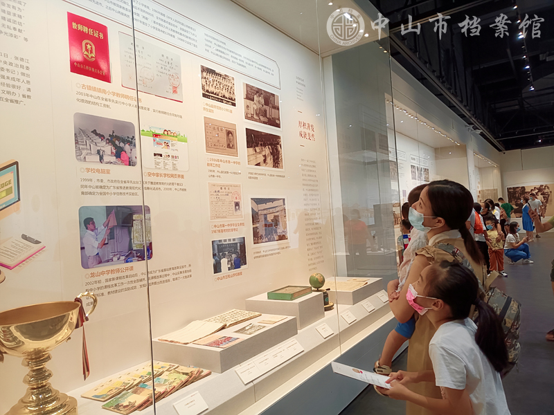 图2：观众细致参观展览（梁欣婷 摄）副本.jpg
