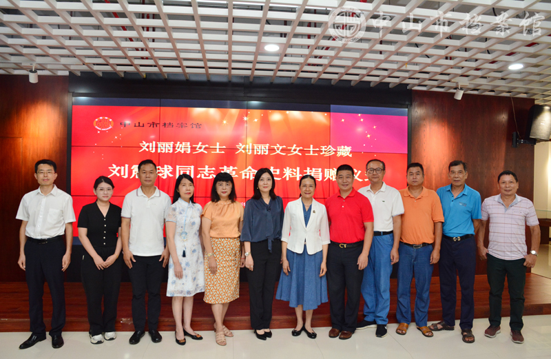 图6：与会领导与嘉宾合影（摄影：蓝子键）副本.jpg