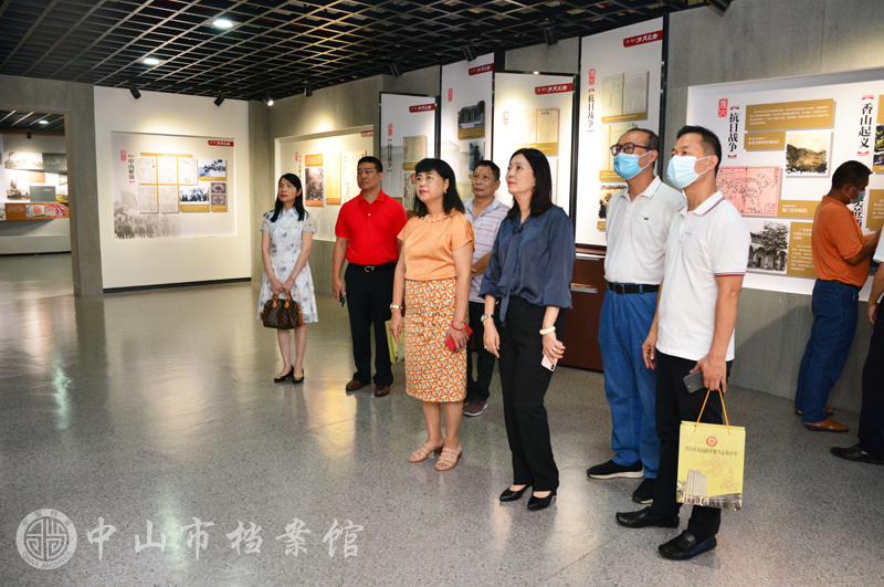 图7：来宾参观“记忆中山”展（摄影：蓝子键）副本.jpg