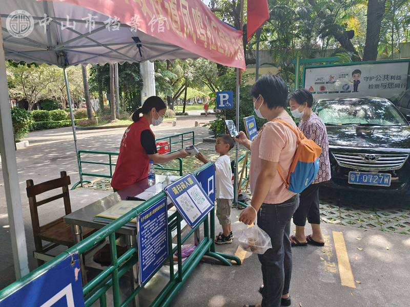 图2：国庆期间，市档案馆党员干部在公园、商超的党员先锋岗查验市民粤康码、测体温副本.jpg