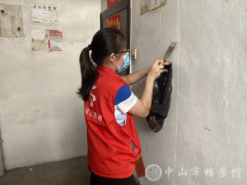 图4：国庆期间，市档案馆党员干部下沉到凤鸣社区开展文明城市创建活动副本.jpg
