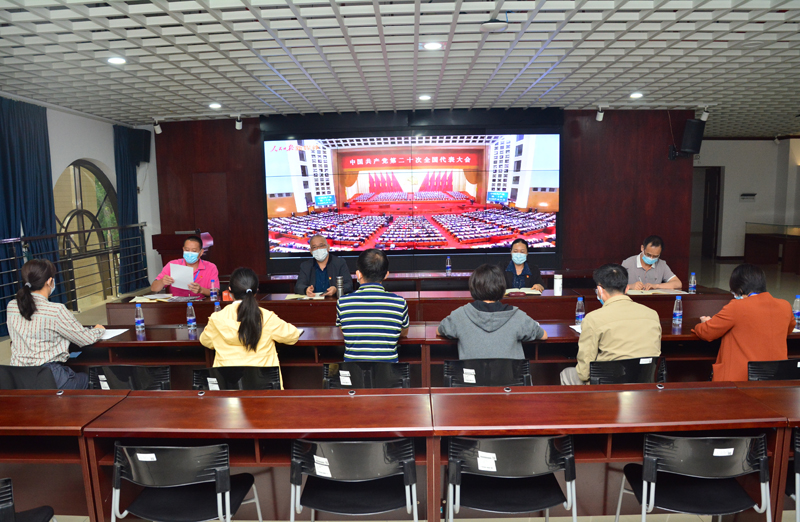 10月18日下午，第一党小组开展“学习贯彻党的二十大”主题学习（摄影：蓝子键） 副本.jpg
