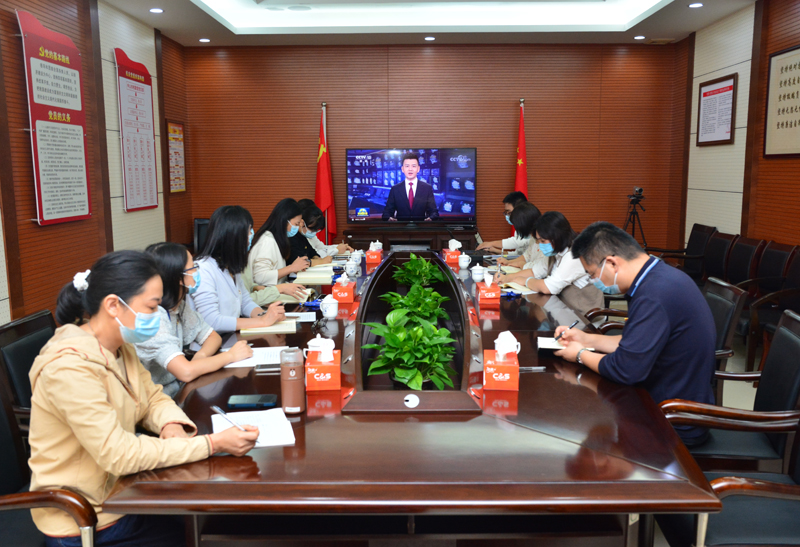 10月18日下午，第二党小组开展“学习贯彻党的二十大”主题学习（摄影：蓝子键） 副本.jpg