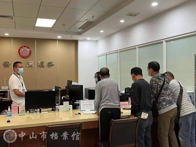图1：工作人员热情接待到馆查档的四位老人副本.jpg