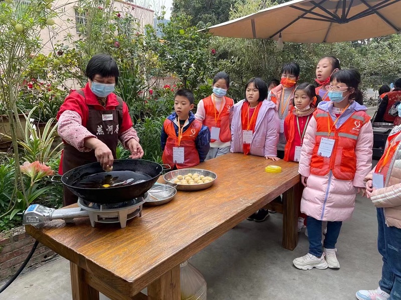 图3：南区街道燕河居方志侨乡驿站举办的民俗特产制作活动（燕河居供图）.jpg