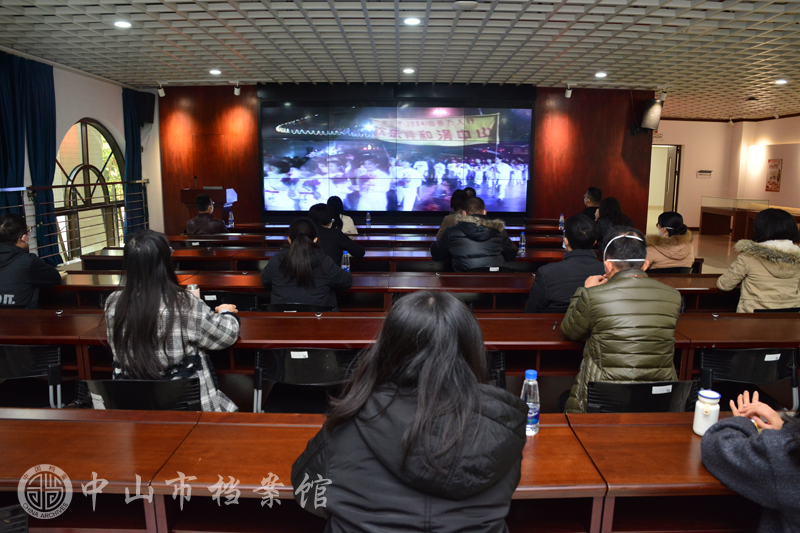 图2：观看慈善万人行纪录片《与爱同行》（摄影：蓝子键）副本.jpg