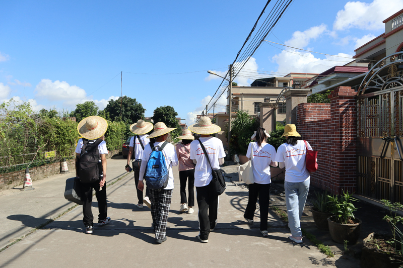 图6：电子科技大学中山学院红延队队员走进横栏镇六沙村调研（电子科技大学中山学院红延队供图）.JPG