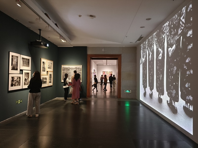 图2：市档案馆职工参观艺术展览（摄影：张岚）.jpg