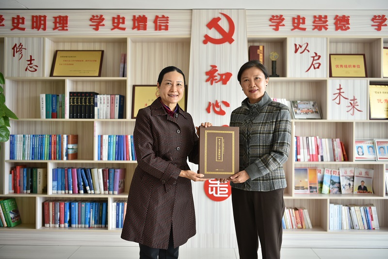 图2：2月17日，中山市地方志办赴东莞市地方志办调研交流。图为中山市地方志办主任陈岚（左）向东莞市地方志办主任李文蔚（右）赠送中山地情书籍（图源：东莞市地方志办）.jpg