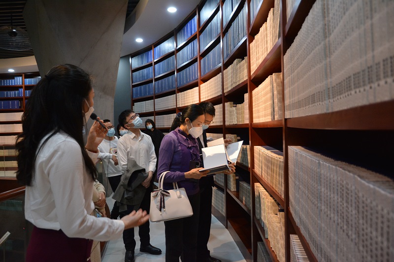 图4：2月17日下午，中山市地方志办调研组一行参观东莞市南城方志馆藏书情况（摄影：蔡婉婷）.jpg