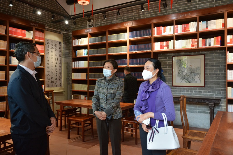 图5：2月17日下午，中山市地方志办主任陈岚（右）与东莞市地方志办主任李文蔚（中）以及东莞市厚街镇有关人员交流方志驿站建设工作（摄影：蔡婉婷）.jpg