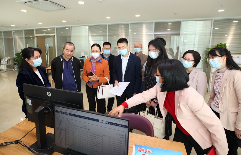 图2：中山市档案馆调研组在江门市档案馆查阅利用服务大厅聆听工作人员做业务介绍（图源：江门市档案馆）.jpg