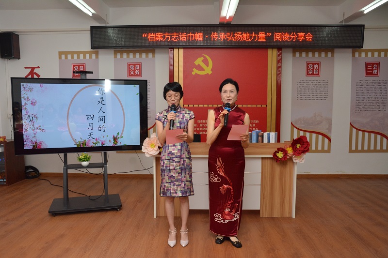 图4：陈岚馆长（右）和麦洁雯书记（左）领诵美文《你是人间的四月天》（摄影：蓝子键）.jpg