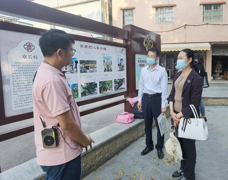 图3：寮后经联社书记林仲航（左一）向市地方志办主任陈岚（右一）一行讲述寮后村人文历史（摄影：蔡婉婷）.jpg