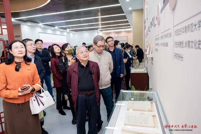 图2：刘斯奋先生（前排中）一行参观展览。.jpg
