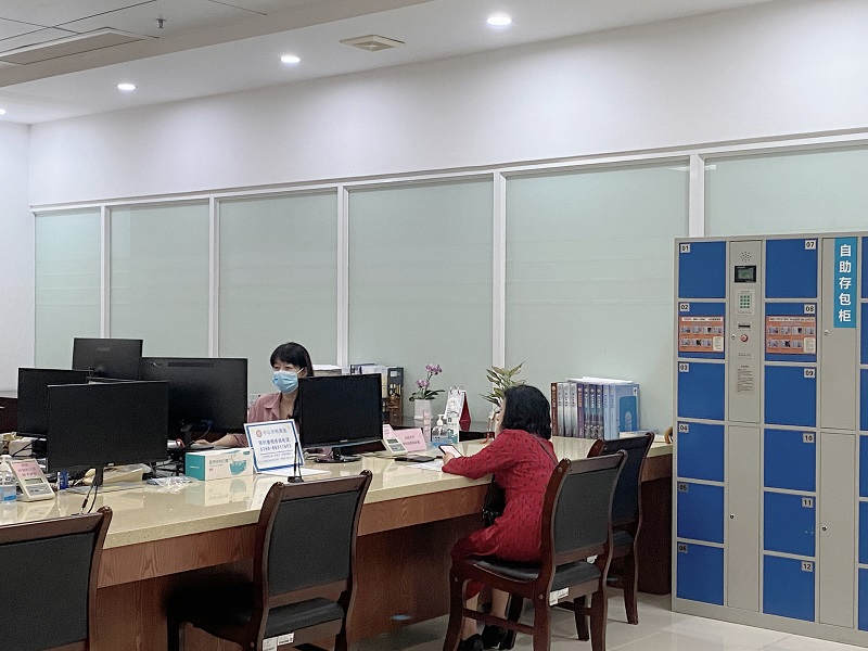 图1：工作人员根据许女士的查档需求提供查档服务.jpg