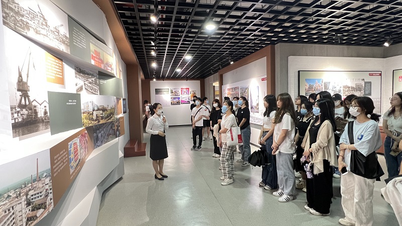 图1：广东药科大学学生第六党支部党员参观“记忆中山”展览（摄影：梁俊杰）.jpg