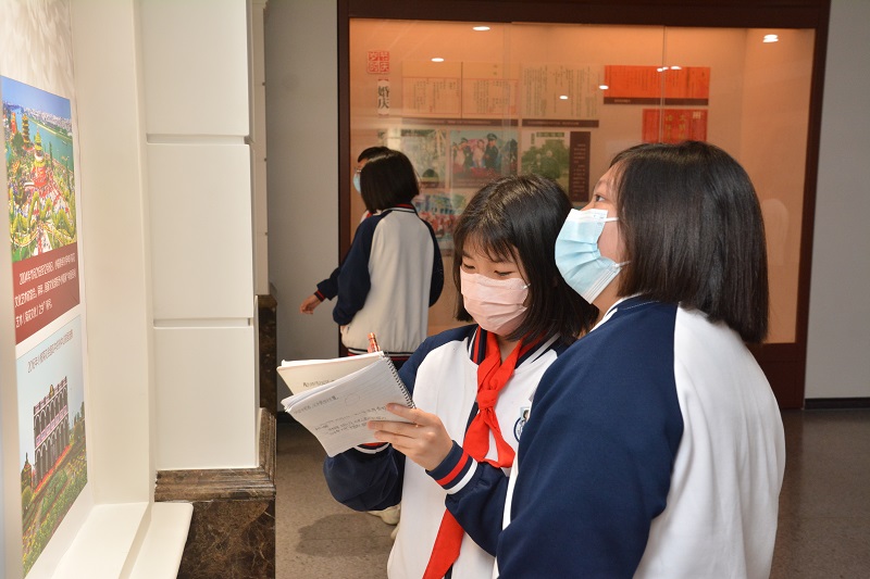 图3：同学们边参观展览，边做笔记（摄影：蓝子键）.jpg