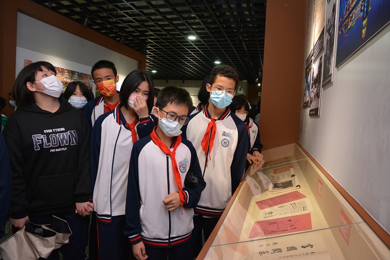 图4：同学们认真参观展览（摄影：蓝子键）.jpg