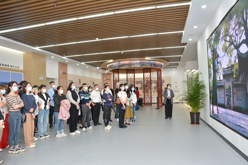图6：石岐岐江教育集团全体党员教师和各班家委参观“诗书开风气 自学以进取——刘逸生、刘斯奋文化家族专题档案展”。（摄影：蓝子键）.jpg