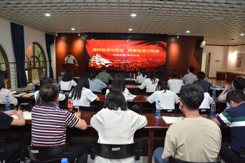 图2：全馆党员干部、团员青年认真聆听李弘凯同志讲党课（摄影：蓝子键）.jpg