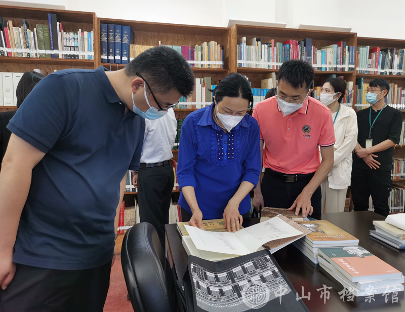 图2：中山市档案馆（市地方志办）一行查阅澳门档案馆馆藏相关档案文献（摄影：楚秀红）副本.jpg