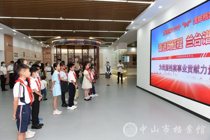 图3：观看档案知识科普短视频（摄影：蓝子键）副本.jpg