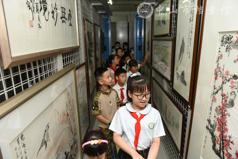 图7-2：参观档案库房（摄影：蓝子键）副本.jpg