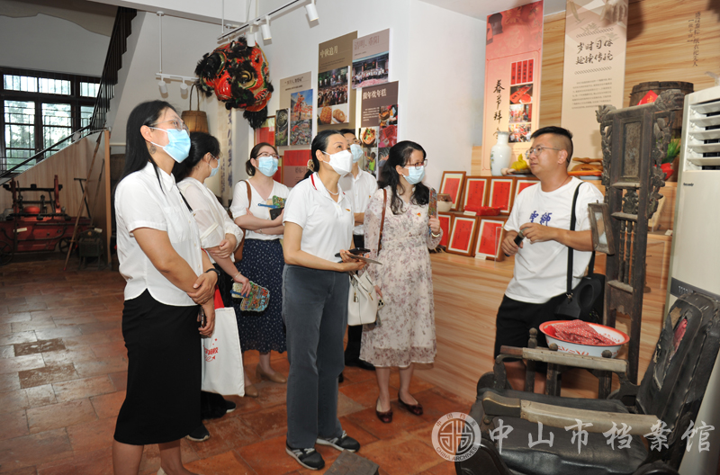 图4：党员们参观圣狮村史展览馆（摄影：黄秋文）副本.jpg