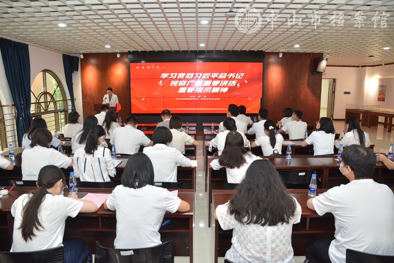 图1：市档案馆党支部书记陈岚讲党课（摄影：蓝子键）副本.jpg