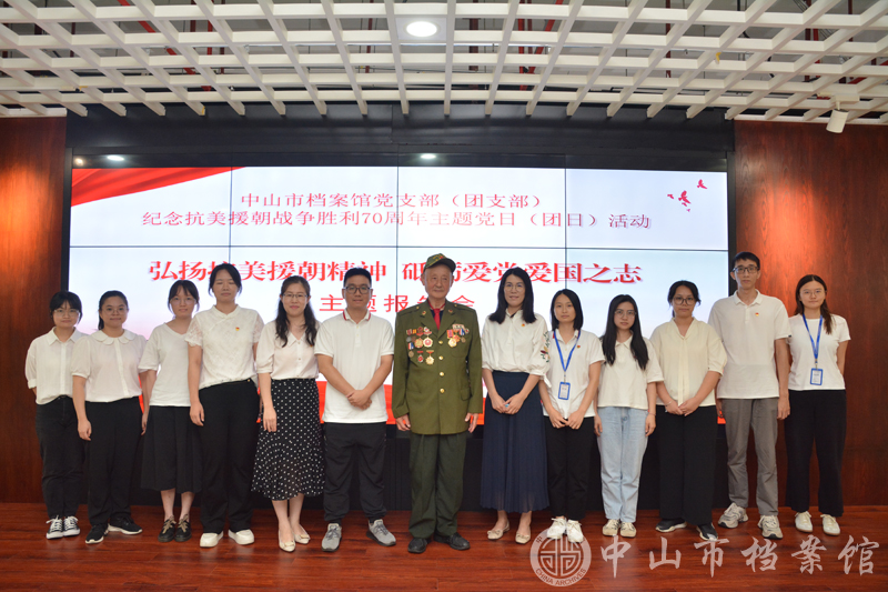 图3：万国良同志（中）与市档案馆团支部青年合影（摄影：蓝子键）副本.jpg