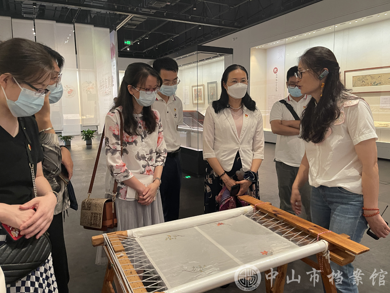 1692176503556243.jpg 图3:非遗传承人周雪清(右一)为大家讲解其刺绣艺术品的创作历程与创作理念(摄影:彭天亮)副本.jpg