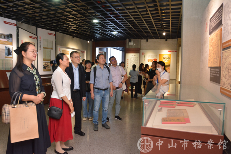 图3：与会代表参观“记忆中山”固定主题展（摄影：蓝子键）副本.jpg