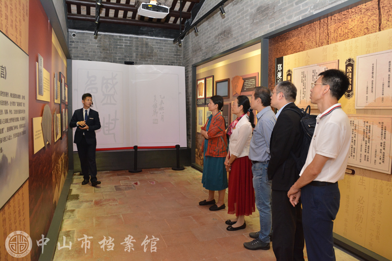 图7：澳门档案馆代馆长卢鸿伟（右二）一行参观三乡镇雍陌村郑观应生平史迹展（摄影：蓝子键）副本.jpg
