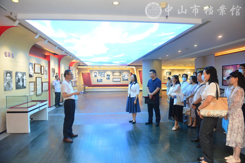 图1：支部纪检委员严荫庭（前排左一）讲党课（摄影：彭天亮）副本.jpg