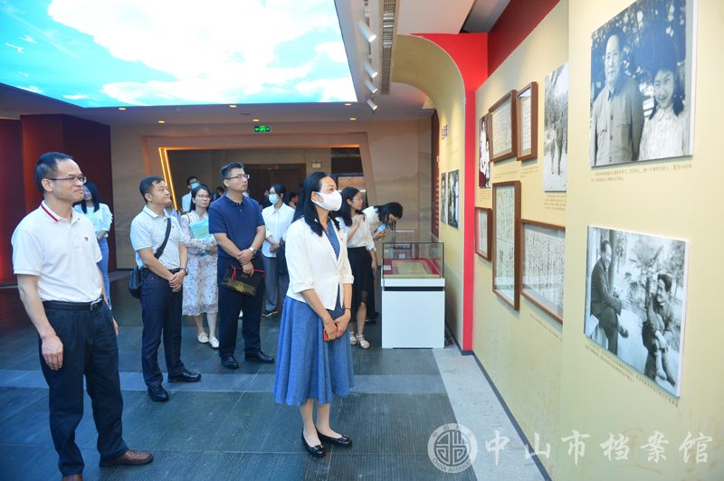 图2：参观“中国共产党人的家风”档案展（摄影：彭天亮）副本.jpg