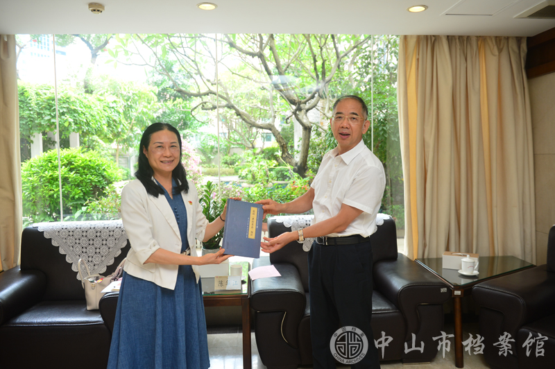 图4：中山市档案馆馆长陈岚（左）向省档案馆致送《嘉靖〈香山县志〉校注》一书，省档案馆馆长陈华江（右）代表省馆接受赠书（摄影：彭天亮）副本.jpg